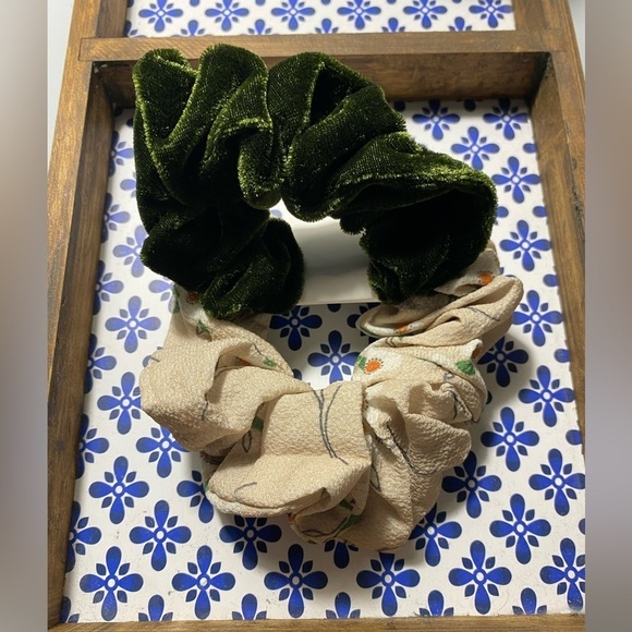 Green Velvet and tan floral scrunchy set - Picture 1 of 2